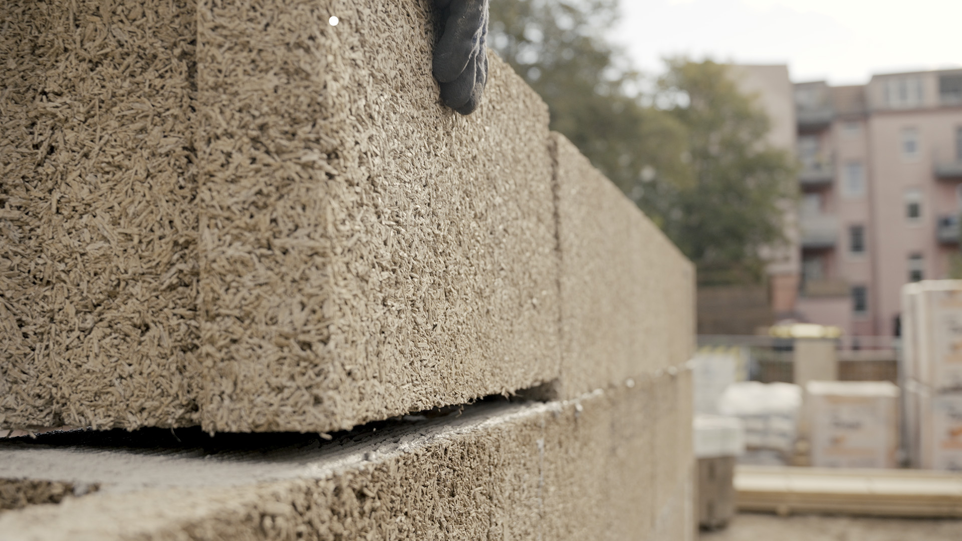 IsoHemp Hanfsteine mauern – CO2-negatives Bauen mit Hanfkalk