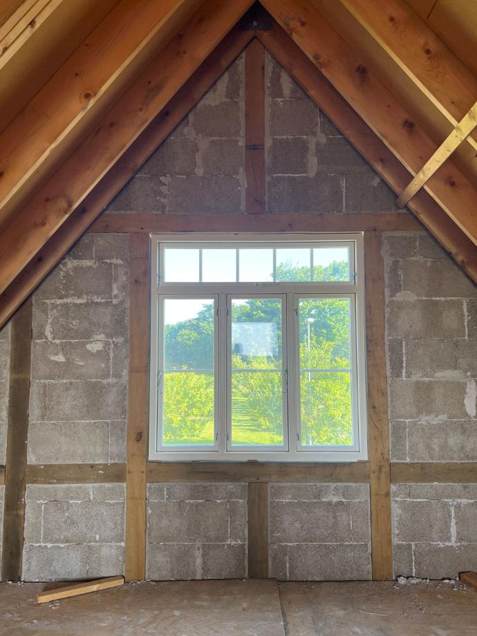 Fachwerk-Giebelwand mit Hanfsteinen